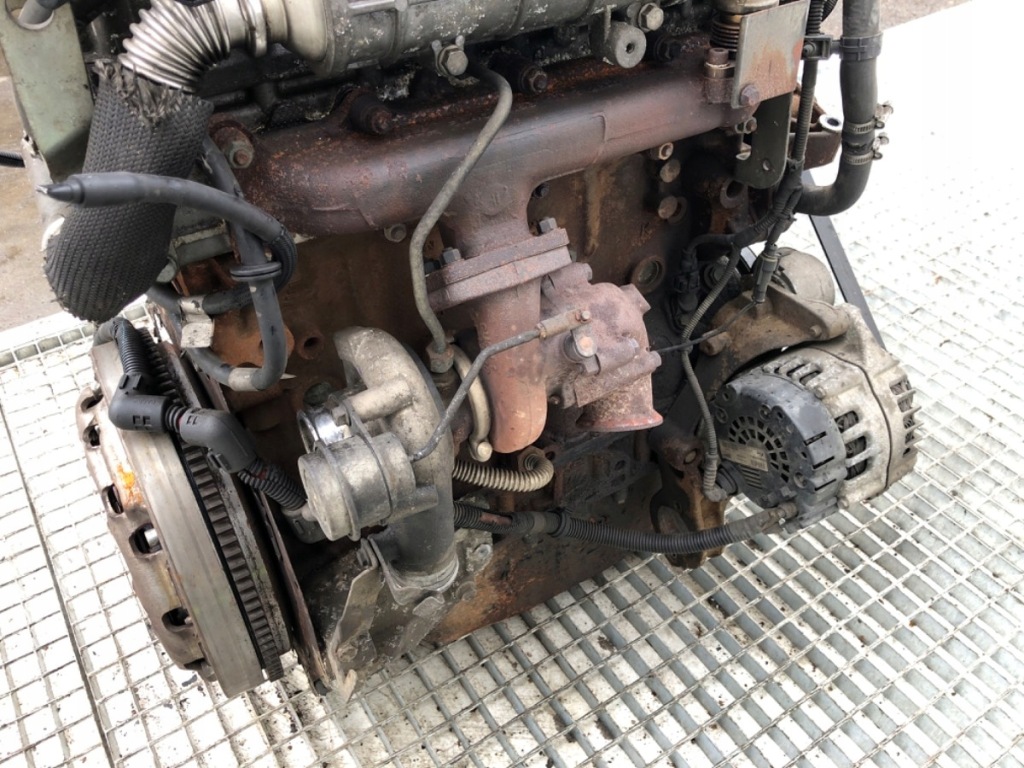 Moteur F1CE0481D (F30DT) — vue 4