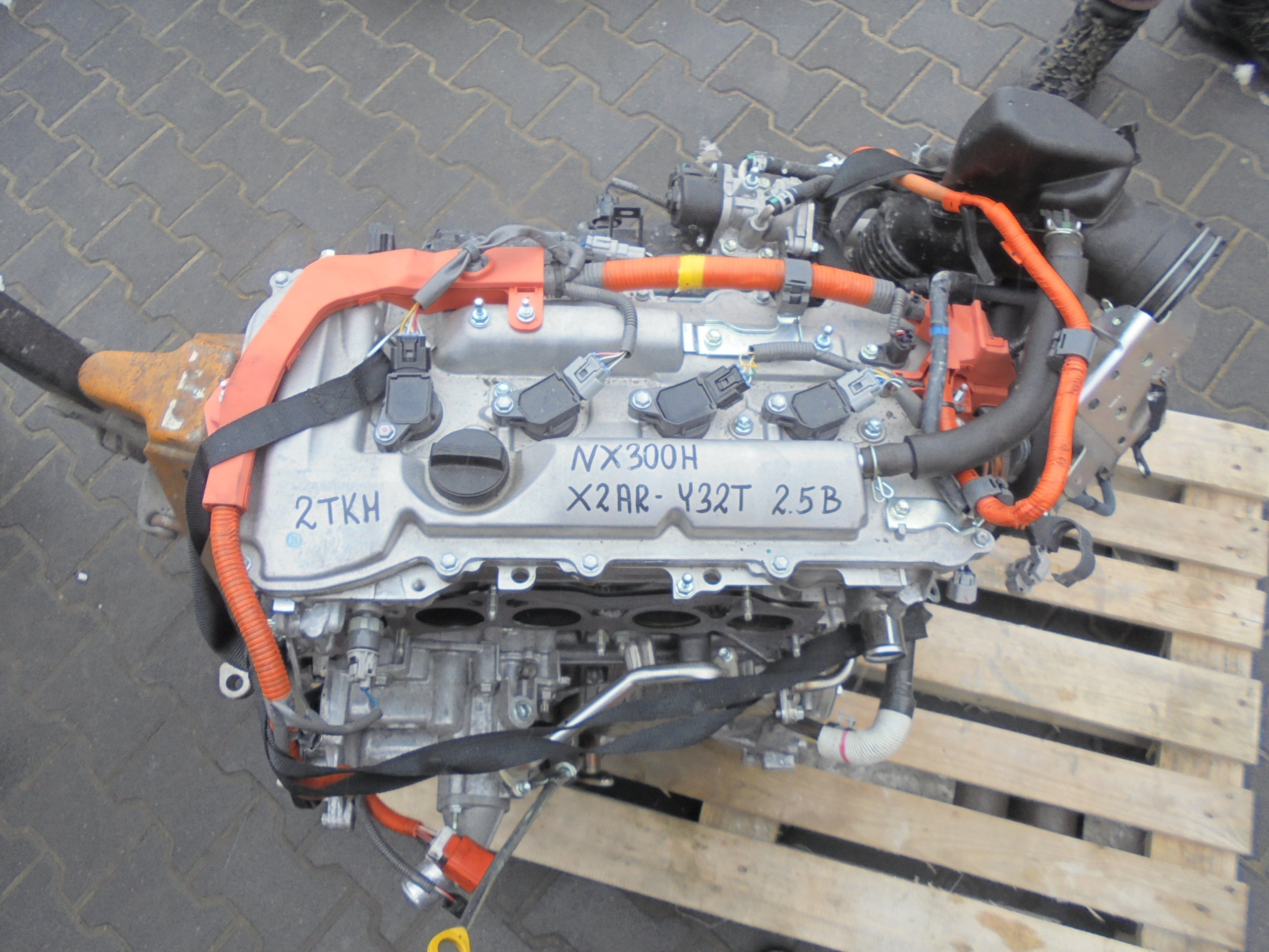 Moteur 2AR-FXE — vue 1