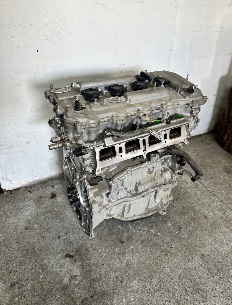 Moteur 2AR-FXE — vue 2